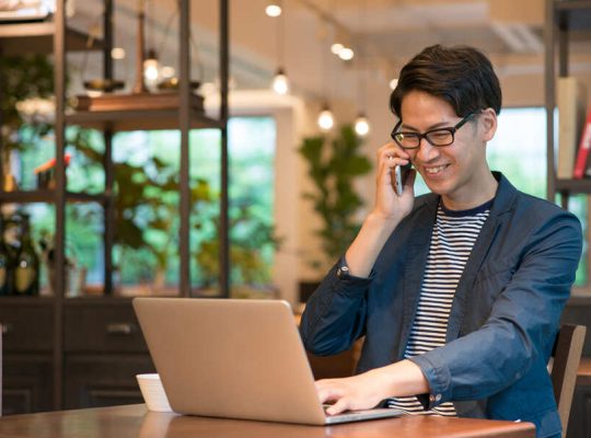 移動先で作業をする男性