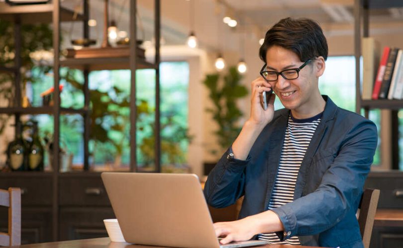 移動先で作業をする男性