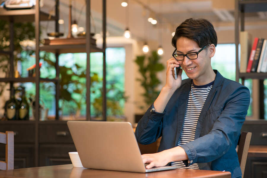 移動先で作業をする男性